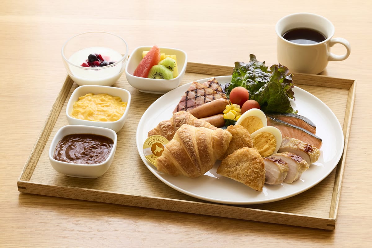朝食ビュッフェをお皿に盛り付けた写真