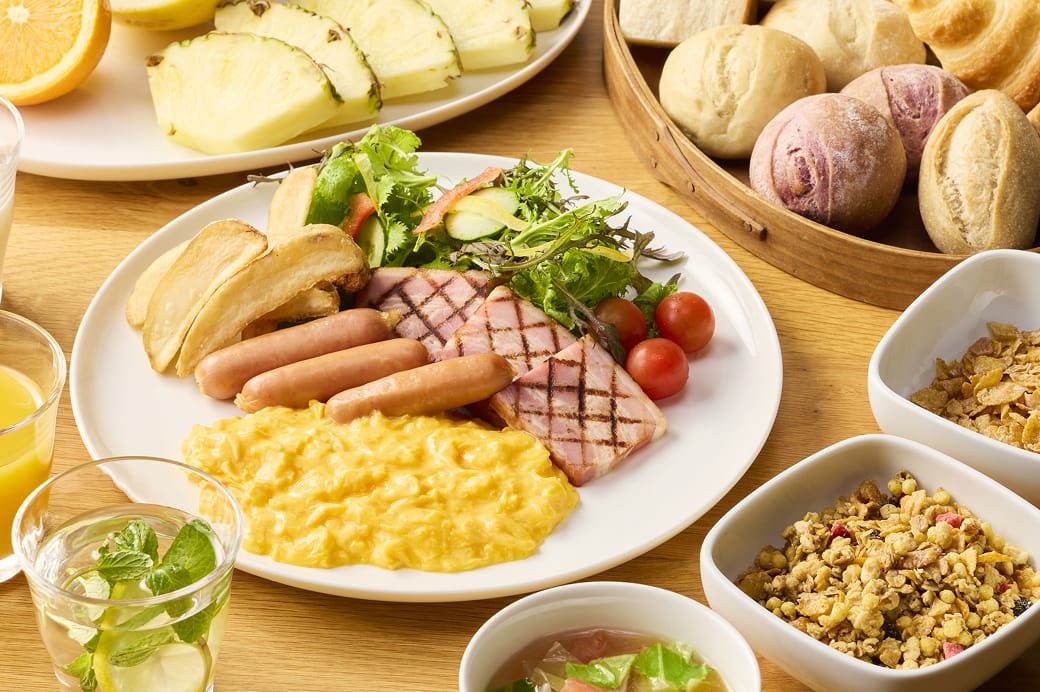 お皿に盛り付けた朝食ビュッフェの写真