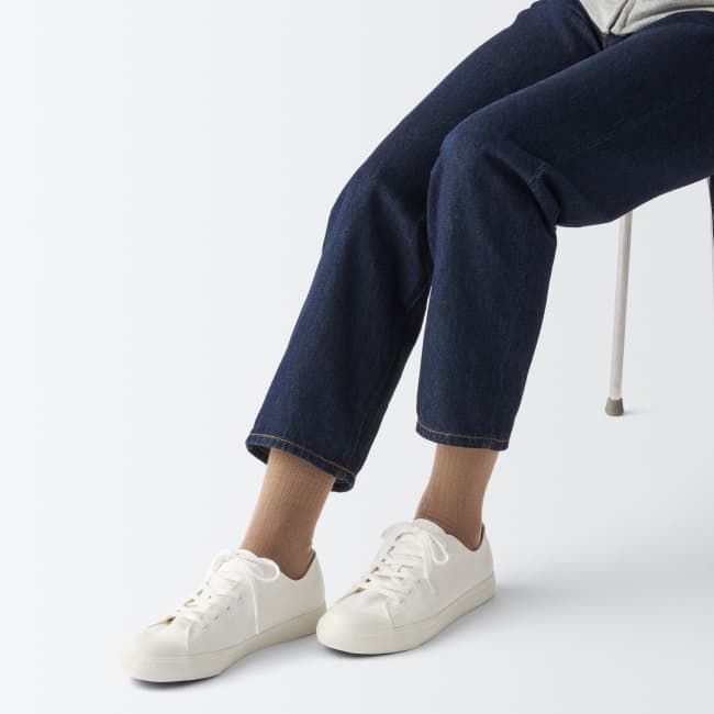 靴下のみで靴とパンツと合わせて着用したイメージ