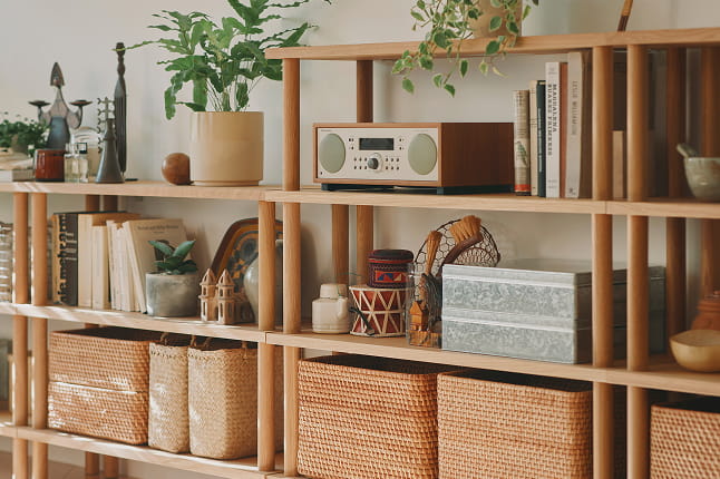 手軽に組み立てられる木製シェルフ