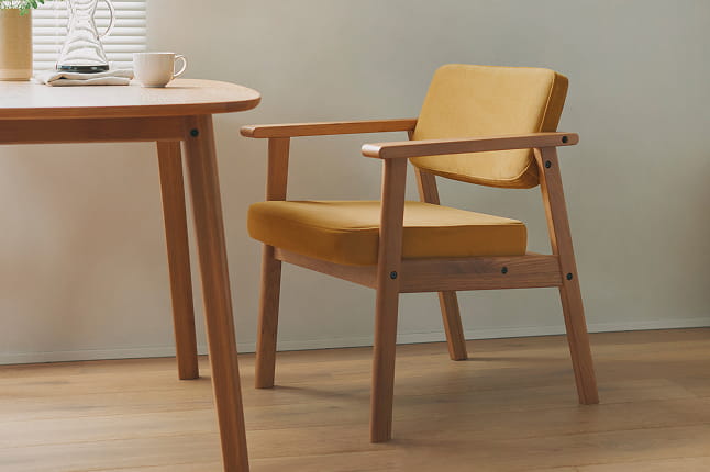 高さが変えられる木製テーブル・木製アームチェア