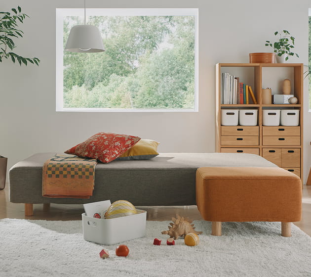 脚付マットレスをリビングでソファとして使用しているイメージ1