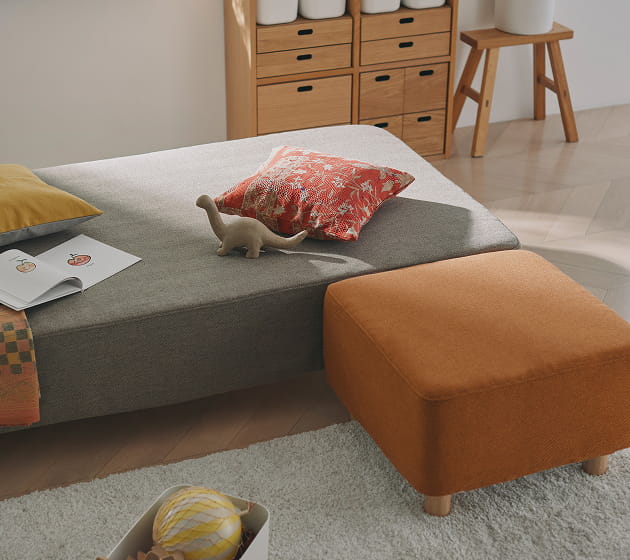 脚付マットレスをリビングでソファとして使用しているイメージ2