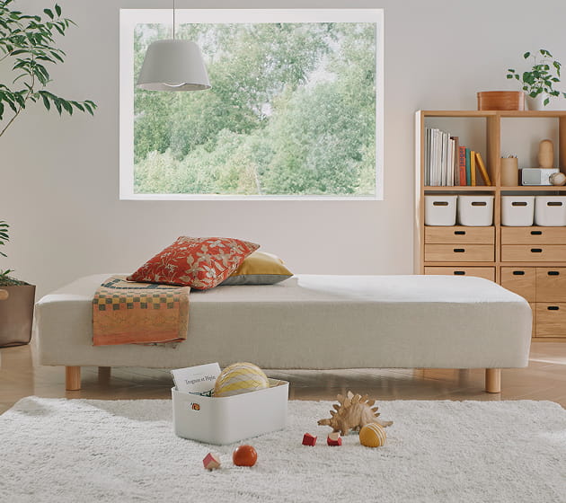 脚付マットレスをリビングでソファとして使用しているイメージ3