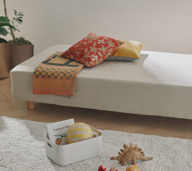 脚付マットレスをリビングでソファとして使用しているイメージ4