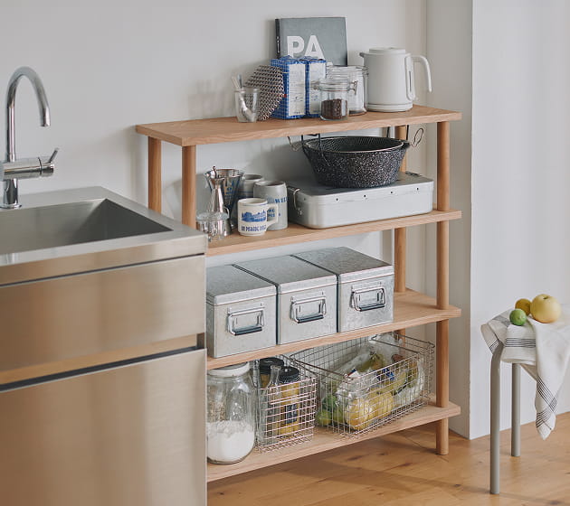 手軽に組み立てられる木製シェルフ　棚3段をキッチンで使用しているイメージ2