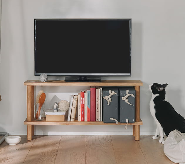 手軽に組み立てられる木製シェルフ　棚2段をテレビ台として使用しているイメージ1