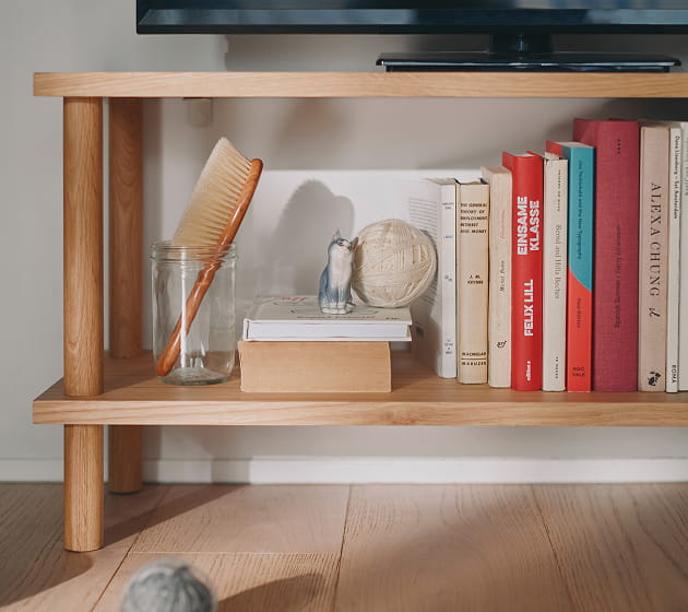 手軽に組み立てられる木製シェルフ　棚2段をテレビ台として使用しているイメージ2