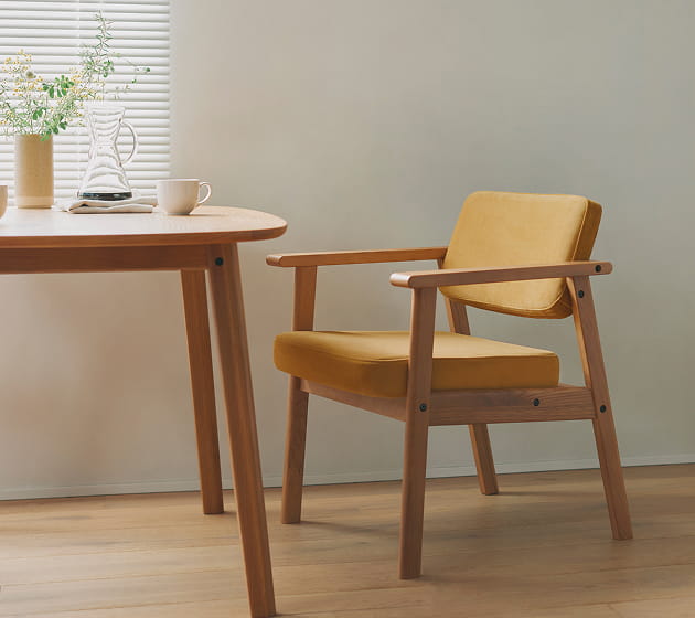 高さが変えられる木製テーブルと木製アームチェアをダイニングで使用しているイメージ1