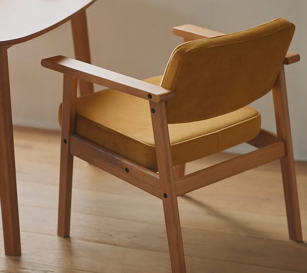 木製アームチェアの背面画像