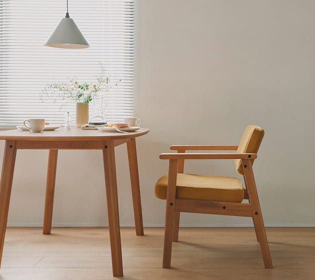高さが変えられる木製テーブルと木製アームチェアをダイニングで使用しているイメージ2