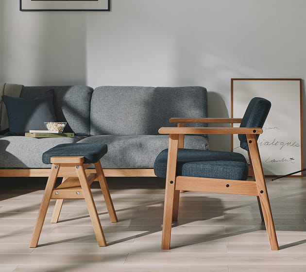 木製アームチェアと木製スタッキングスツールを組み合わせてリビングで使用しているイメージ1
