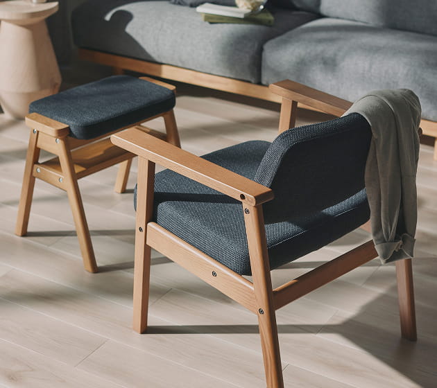 木製アームチェアと木製スタッキングスツールを組み合わせてリビングで使用しているイメージ2