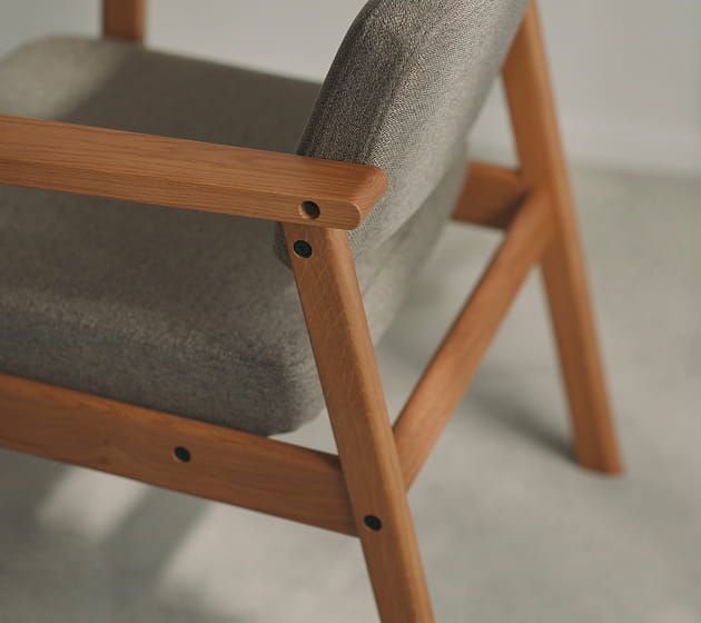 木製アームチェアの肘置き部分のアップ画像