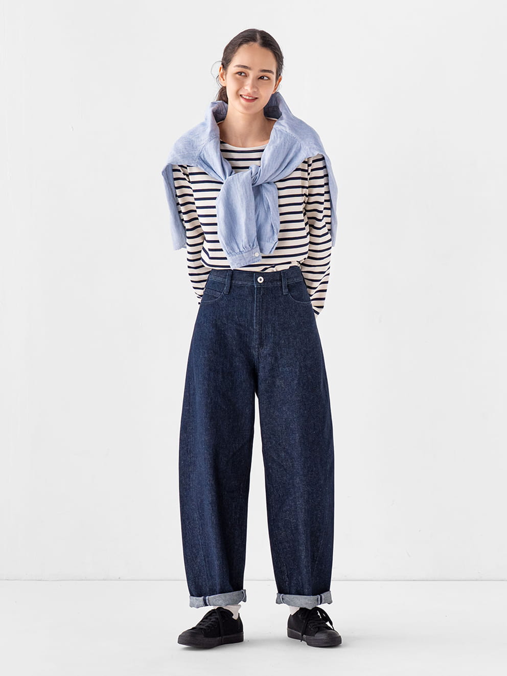 婦人　木の実から作ったカポック混　デニムコクーンパンツ 着用イメージ