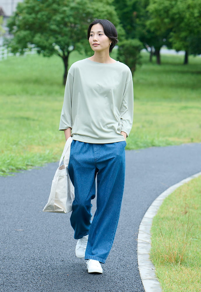 婦人　洗いざらし　デニムイージーテーパードパンツ 着用イメージ1