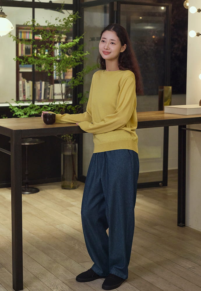 婦人　洗いざらし　デニムイージーテーパードパンツ 着用イメージ2