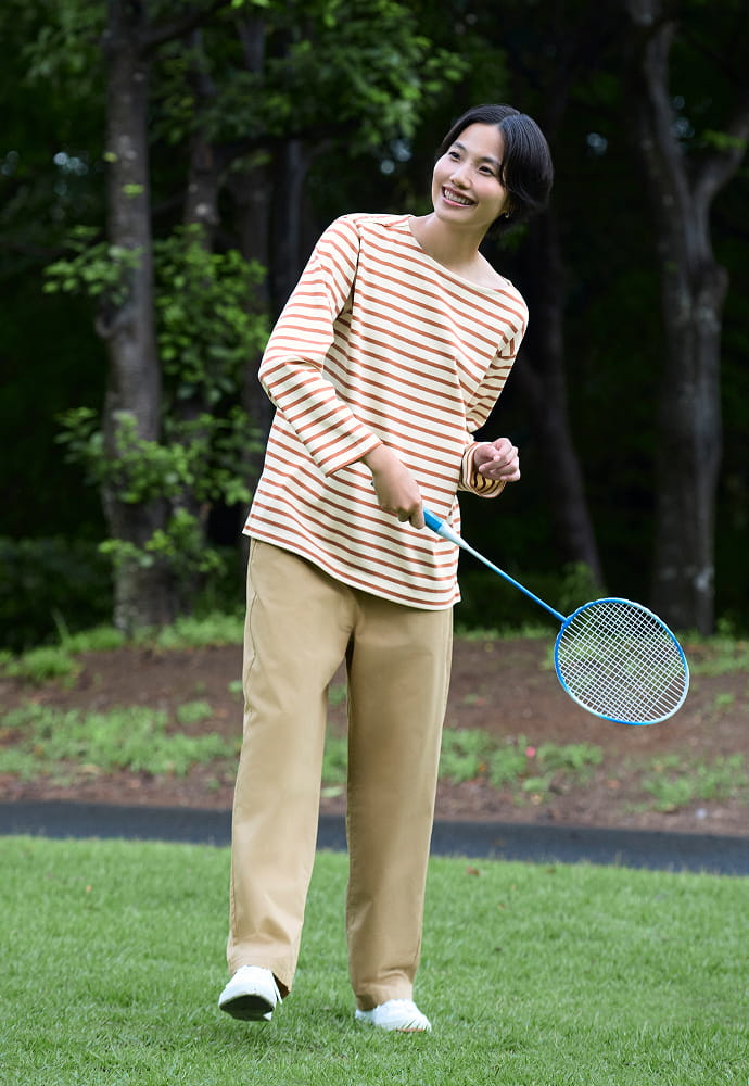 婦人　洗いざらし　コットンイージーテーパードパンツ 着用イメージ1