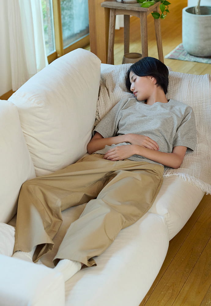 婦人　洗いざらし　コットンイージーテーパードパンツ 着用イメージ2