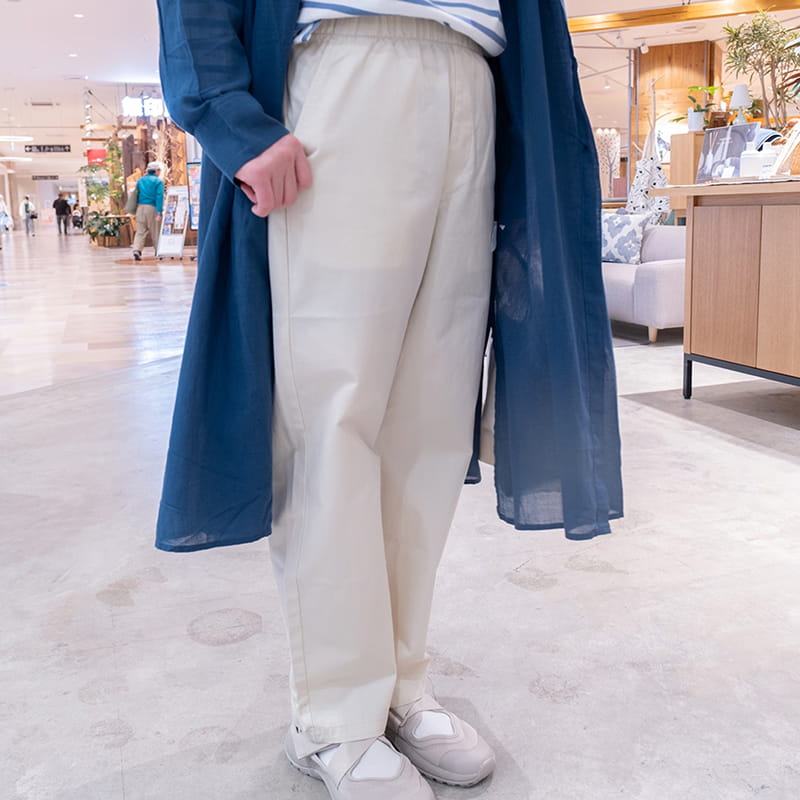 婦人　洗いざらし　コットンイージーテーパードパンツのスタッフスナップ3