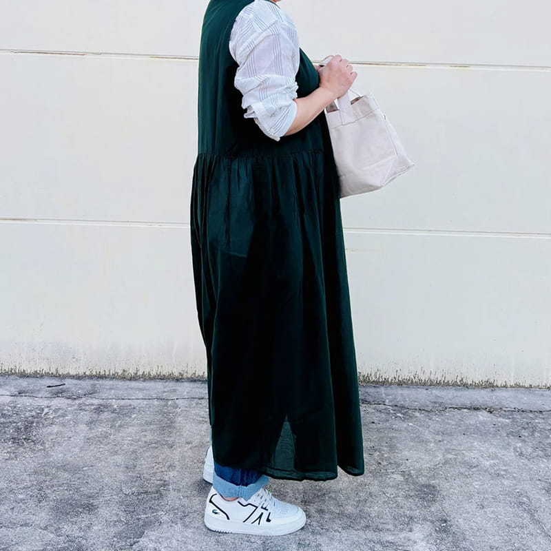 婦人　洗いざらし　デニムイージーテーパードパンツのスタッフスナップ3