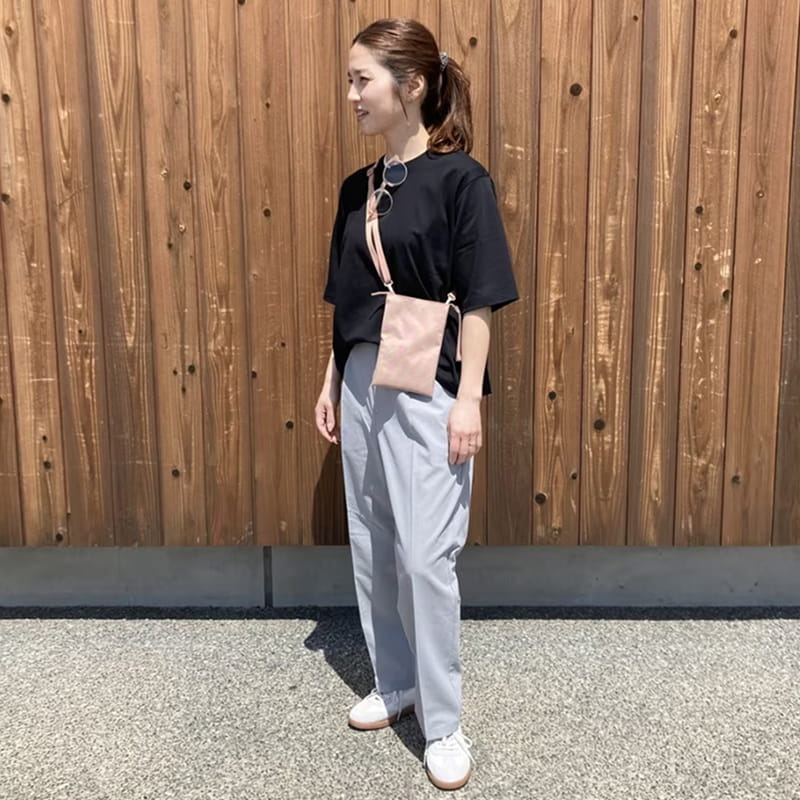 婦人　風を通す　ストレッチサッカーイージーテーパードパンツのスタッフスナップ1