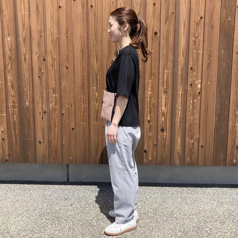 婦人　風を通す　ストレッチサッカーイージーテーパードパンツのスタッフスナップ2