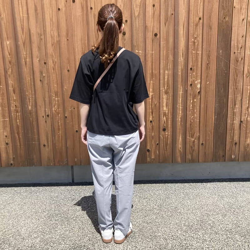 婦人　風を通す　ストレッチサッカーイージーテーパードパンツのスタッフスナップ3
