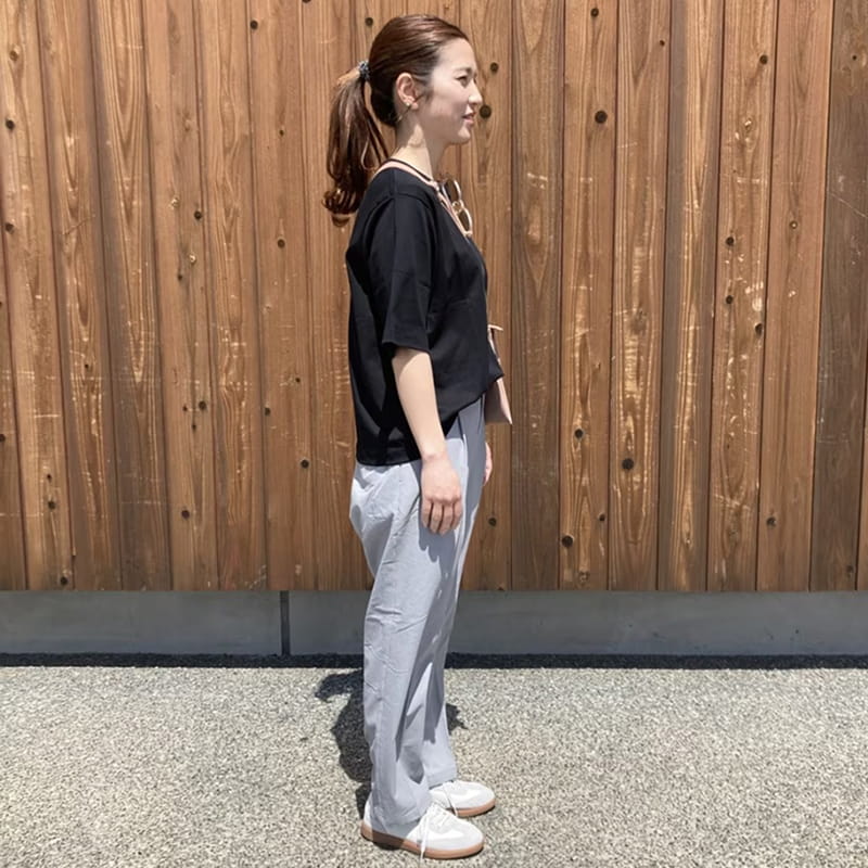婦人　風を通す　ストレッチサッカーイージーテーパードパンツのスタッフスナップ4