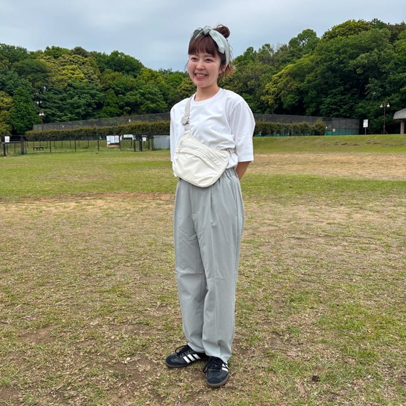 婦人　風を通す　ストレッチサッカーイージーテーパードパンツのスタッフスナップ1