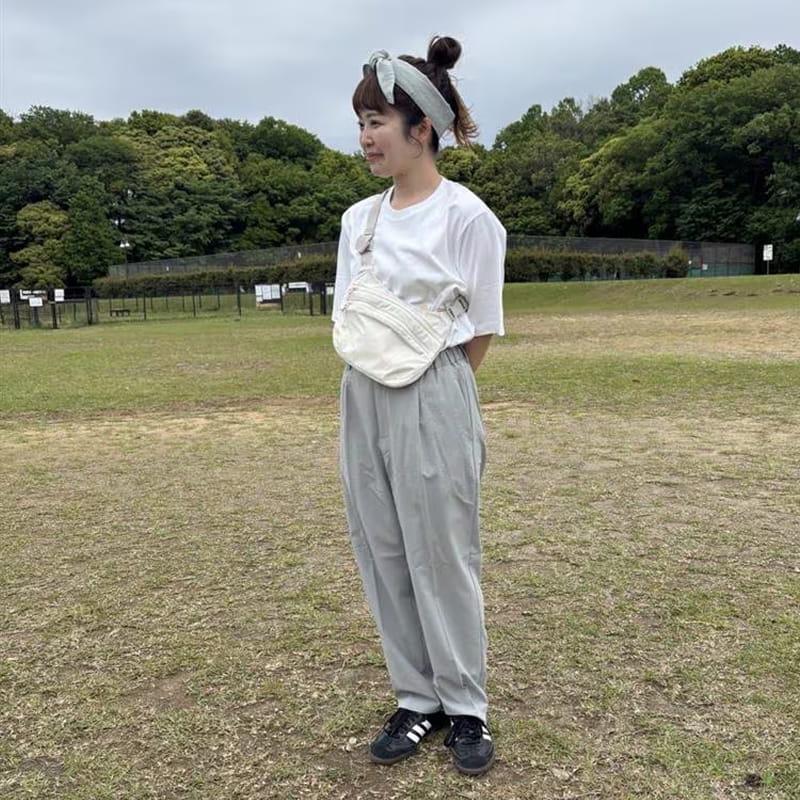 婦人　風を通す　ストレッチサッカーイージーテーパードパンツのスタッフスナップ2
