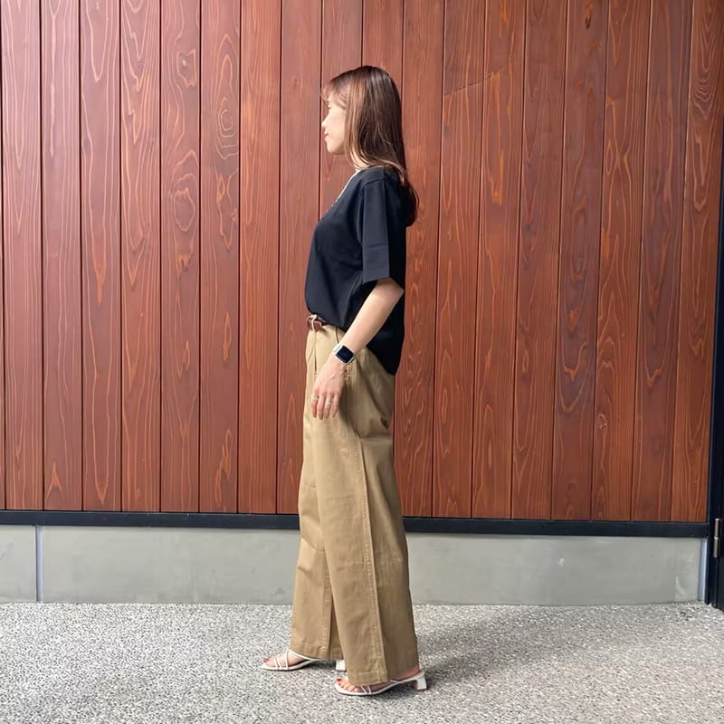 婦人　ムラ糸　チノタックワイドパンツのスタッフスナップ3