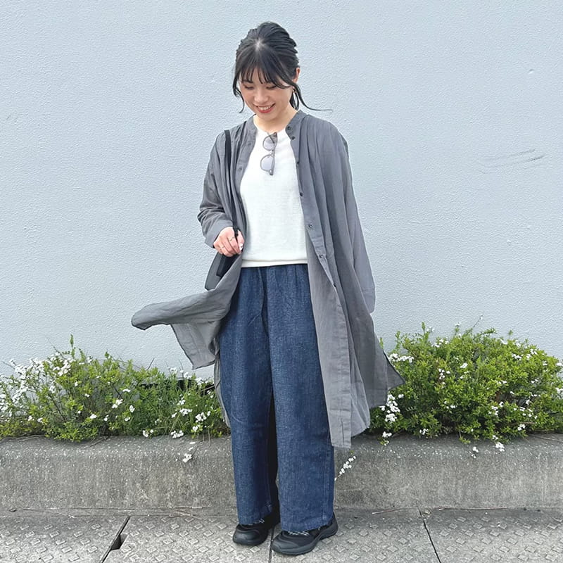 婦人　コットン　リネン　デニムイージーワイドパンツのスタッフスナップ1