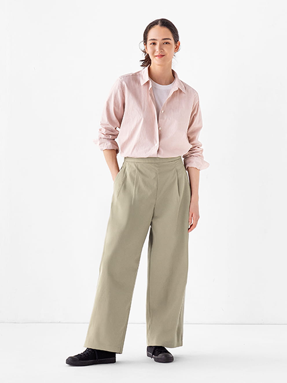 婦人　高密度ツイル　ワイドテーパードパンツ 着用イメージ