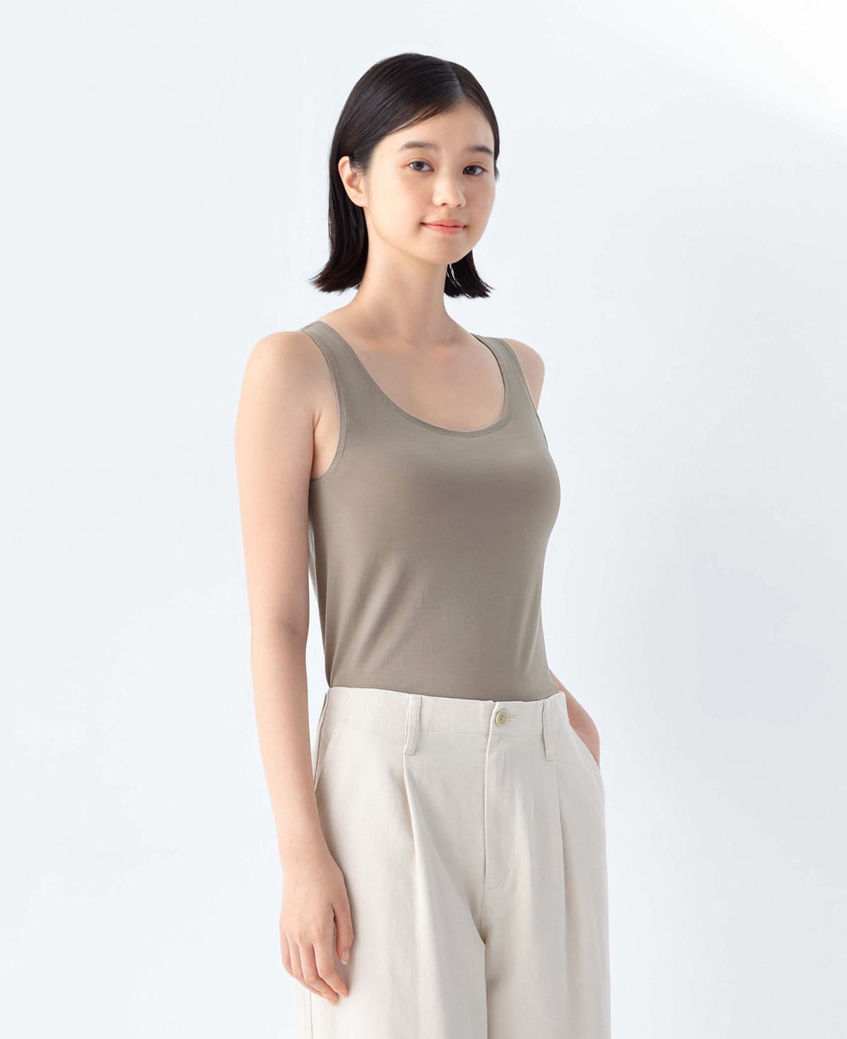 婦人 なめらかブラタンクトップの着用イメージ