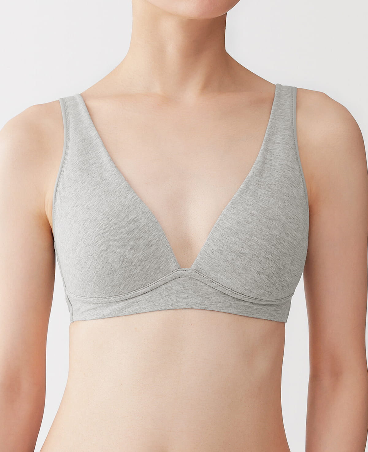 婦人 ノンワイヤープランジブラジャーの着用イメージ