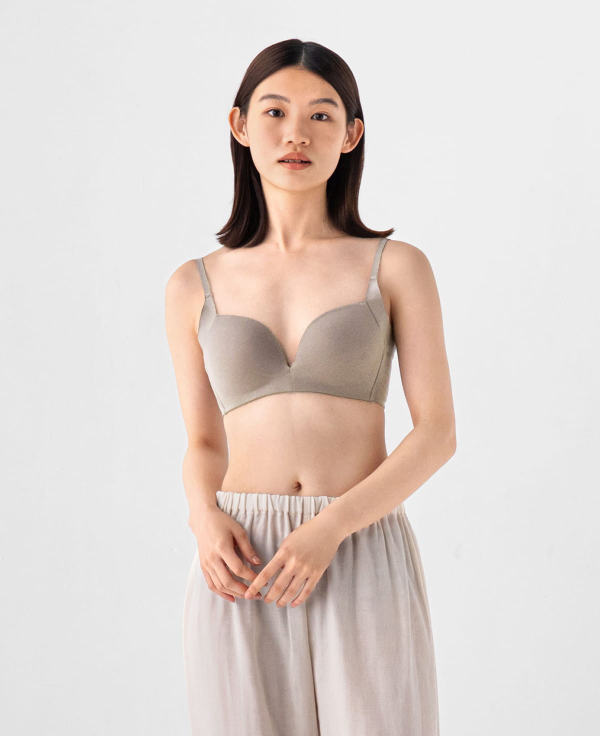 婦人 ノンワイヤー胸の形を整えるブラジャーの着用イメージ