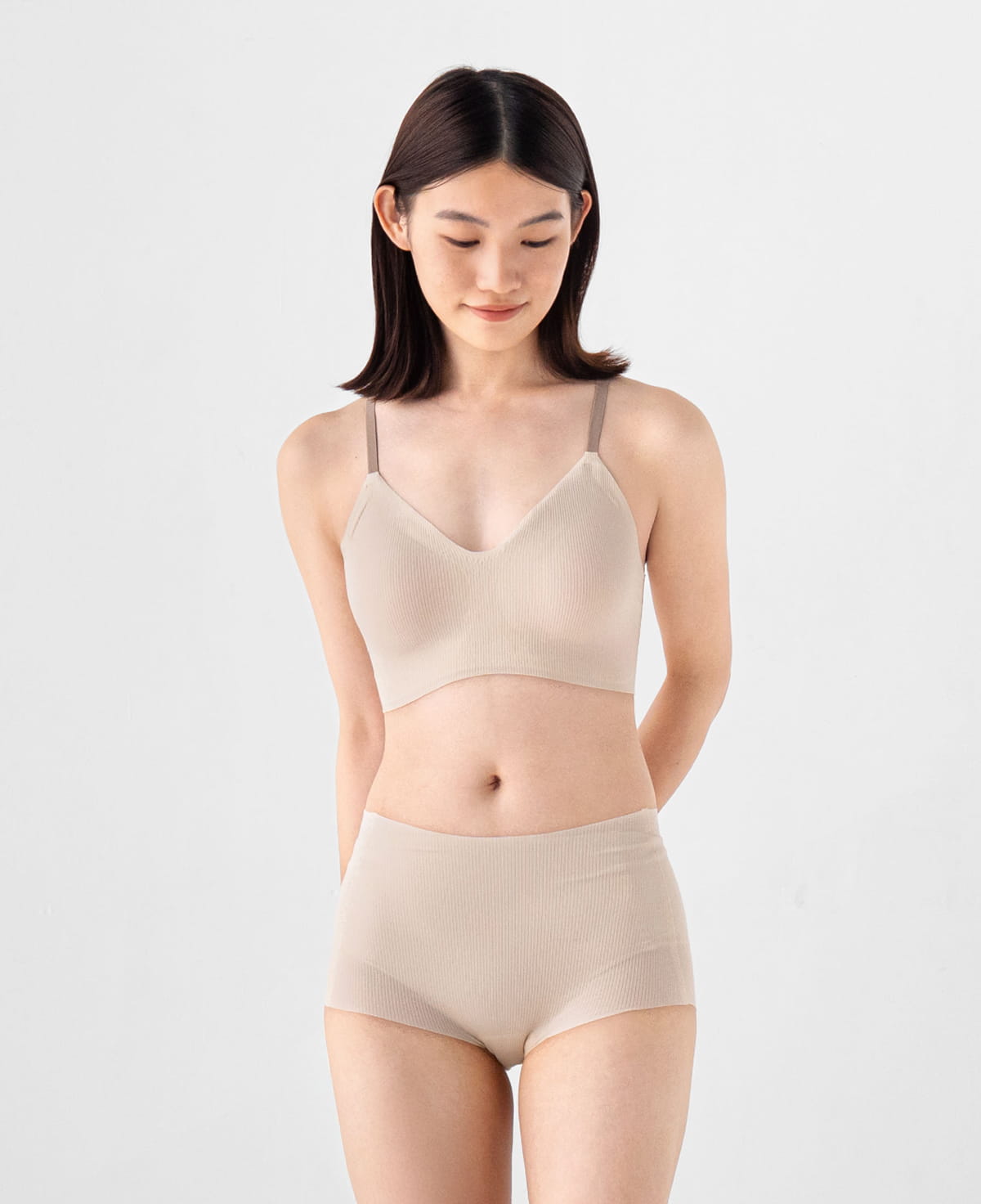 婦人 肌あたりがやさしいリブブラジャーの着用イメージ