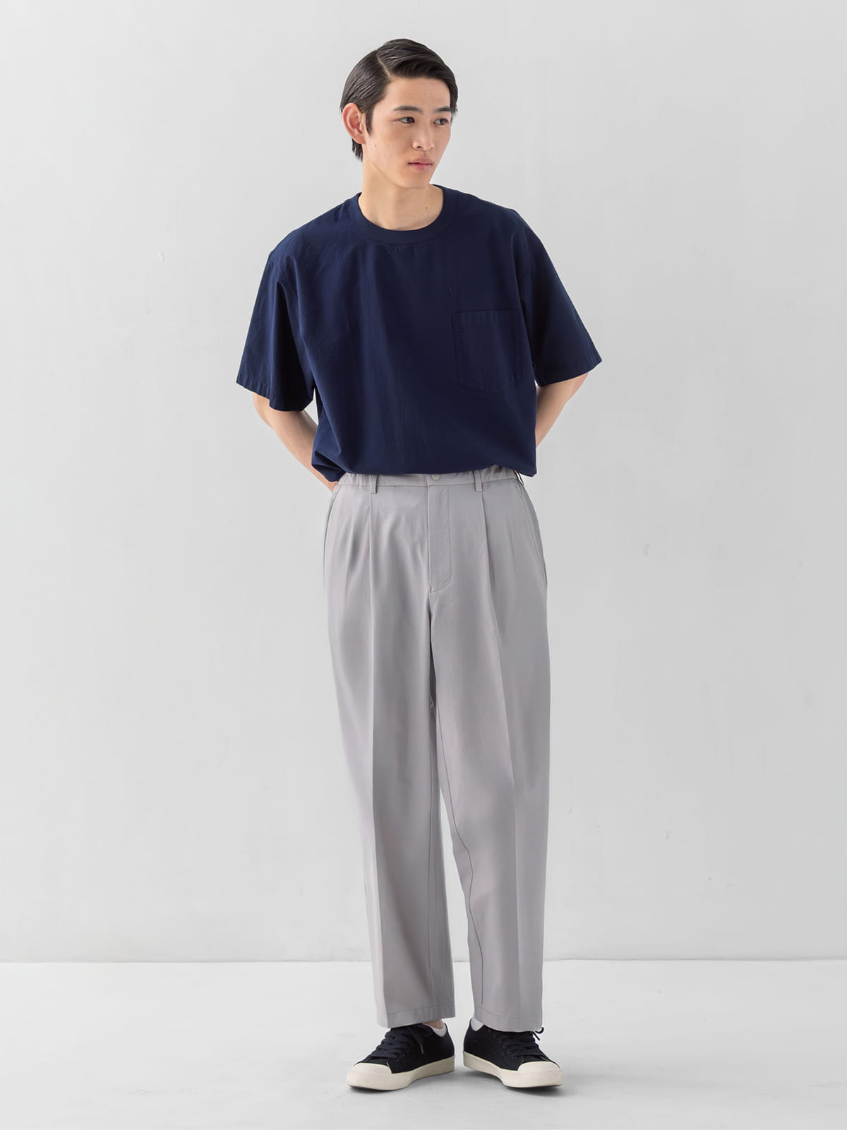 紳士　風を通すタックテーパードパンツの着用イメージ