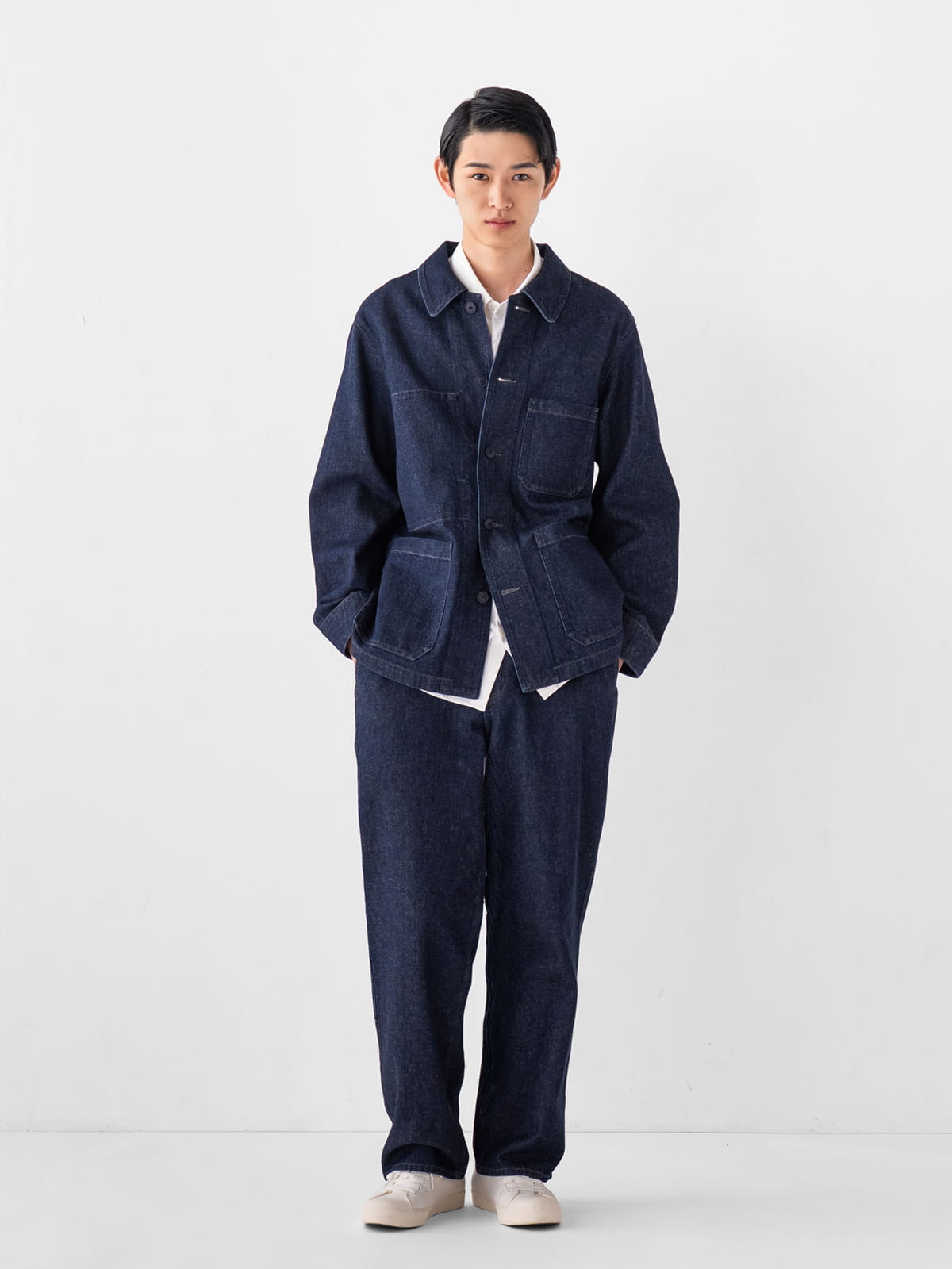 紳士　木の実から作ったカポック混デニム　カバーオールと紳士　木の実から作ったカポック混デニムワイドパンツの着用画像