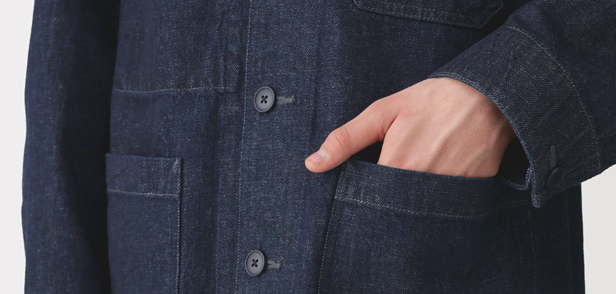 紳士　木の実から作ったカポック混デニム　カバーオールのポケット部分にクローズした画像