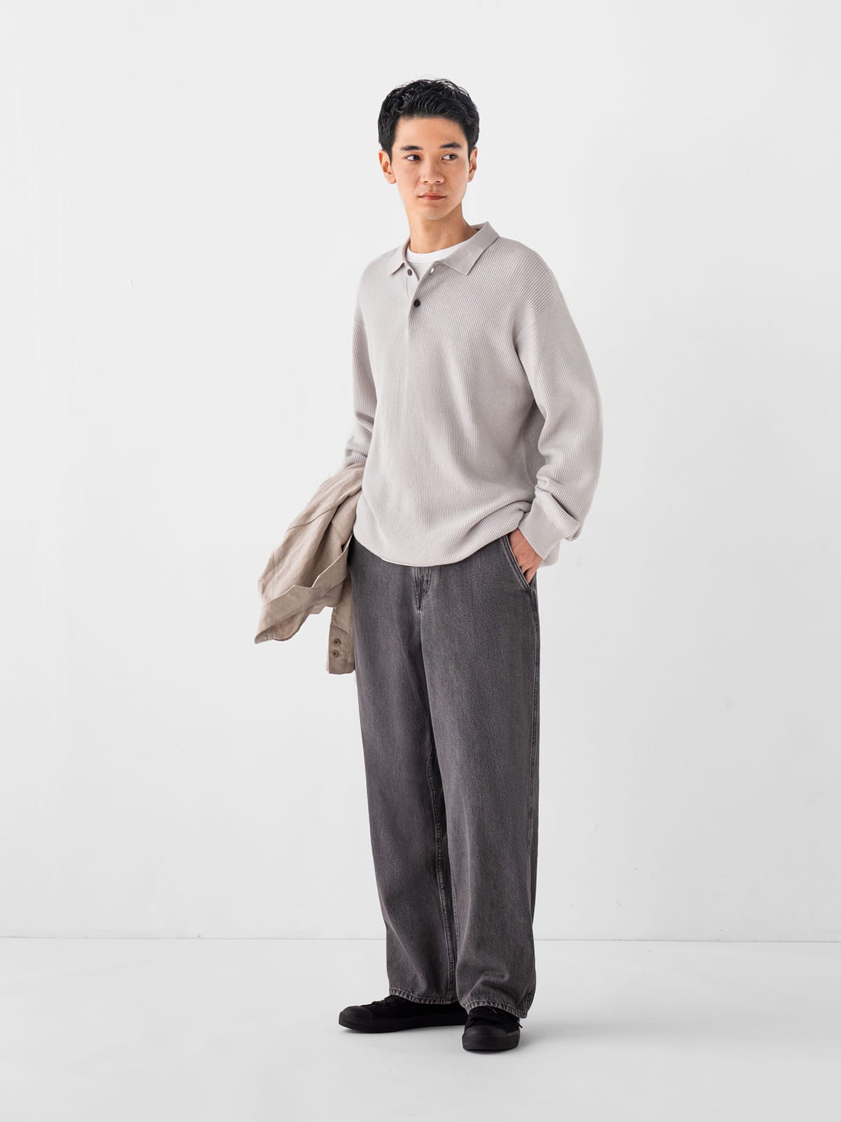 紳士　木の実から作ったカポック混デニムワイドパンツの着用画像
