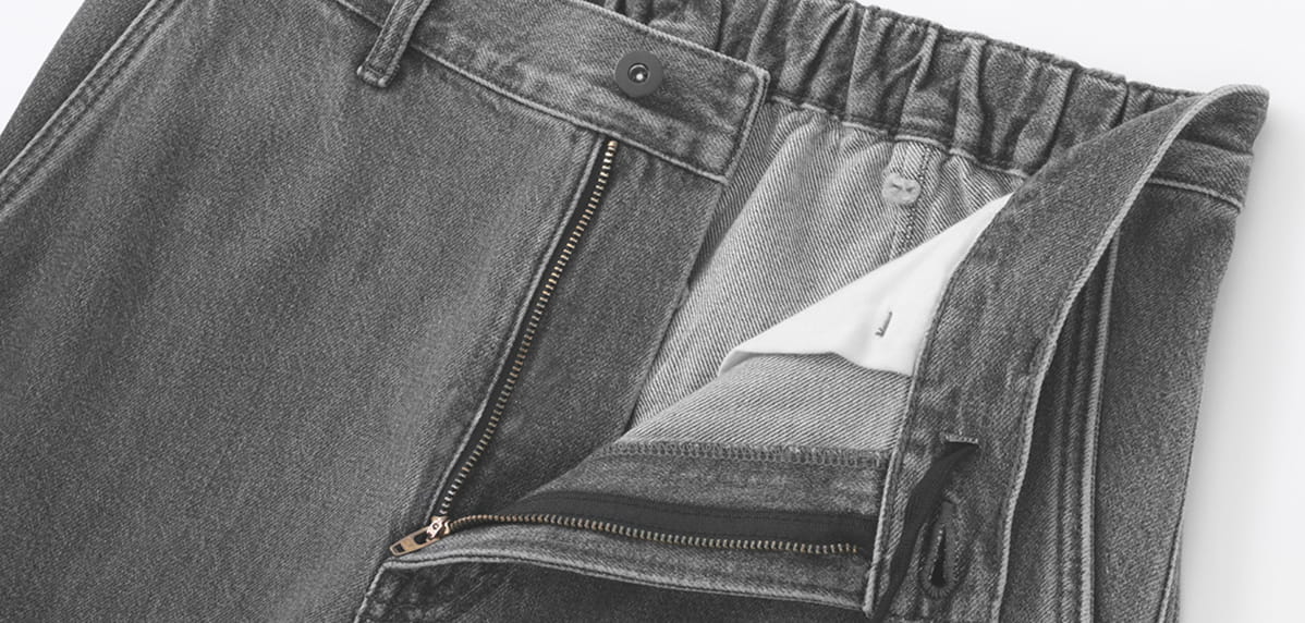 紳士　木の実から作ったカポック混デニムワイドパンツを平置きしてウエスト部分にクローズした画像