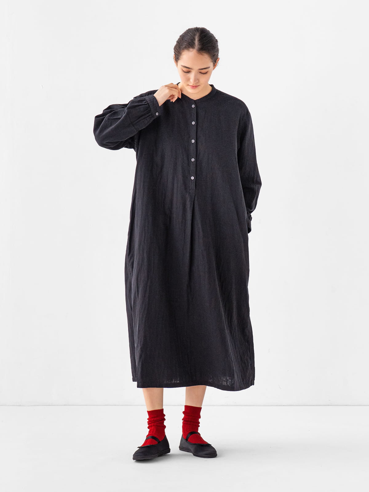 婦人　カポック混　二重ガーゼ　長袖ワンピース　黒の着用画像