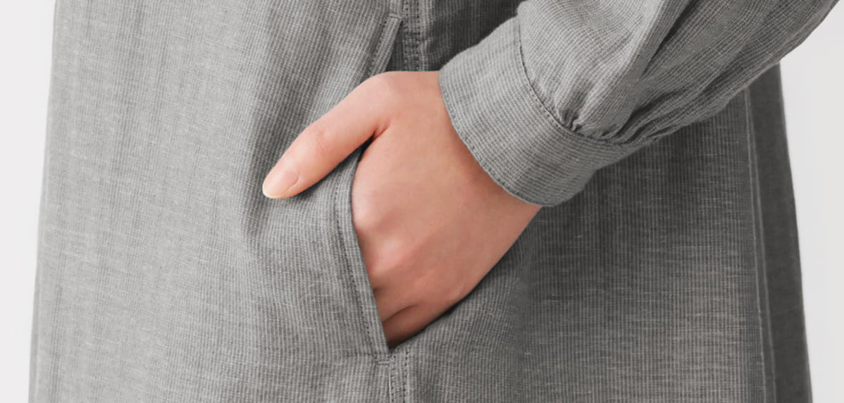 婦人　カポック混　二重ガーゼ　長袖ワンピース　グレーストライプのポケット部分にクローズした画像