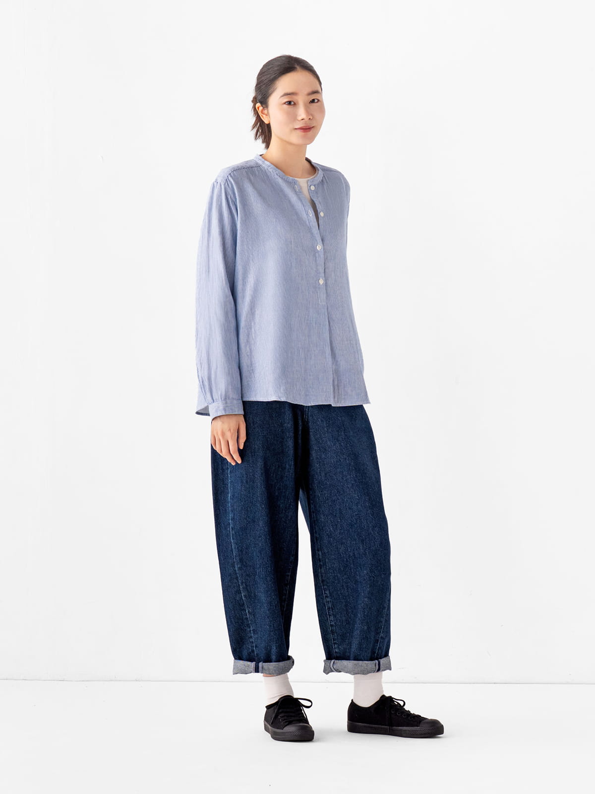婦人　カポック混　二重ガーゼ　長袖ブラウスと婦人　木の実から作ったカポック混　デニムコクーンパンツの着用画像