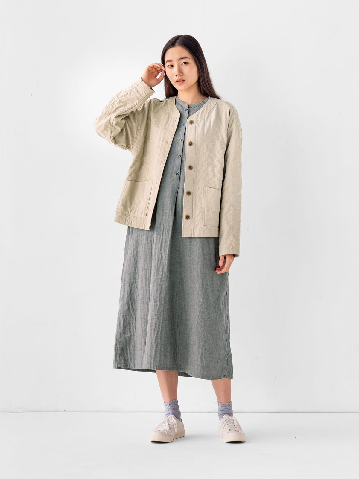 婦人　カポック混二重ガーゼ　キルトジャケットと婦人　カポック混　二重ガーゼ　長袖ワンピースの着用画像