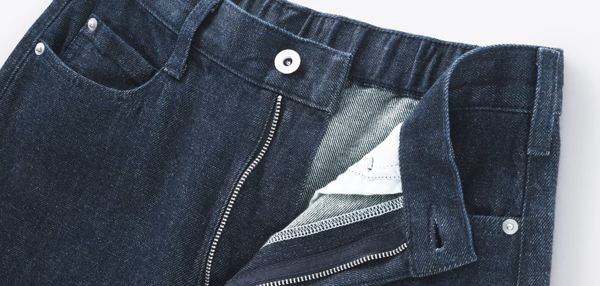 婦人　木の実から作ったカポック混　デニムコクーンパンツを平置きしてウエスト部分にクローズした画像