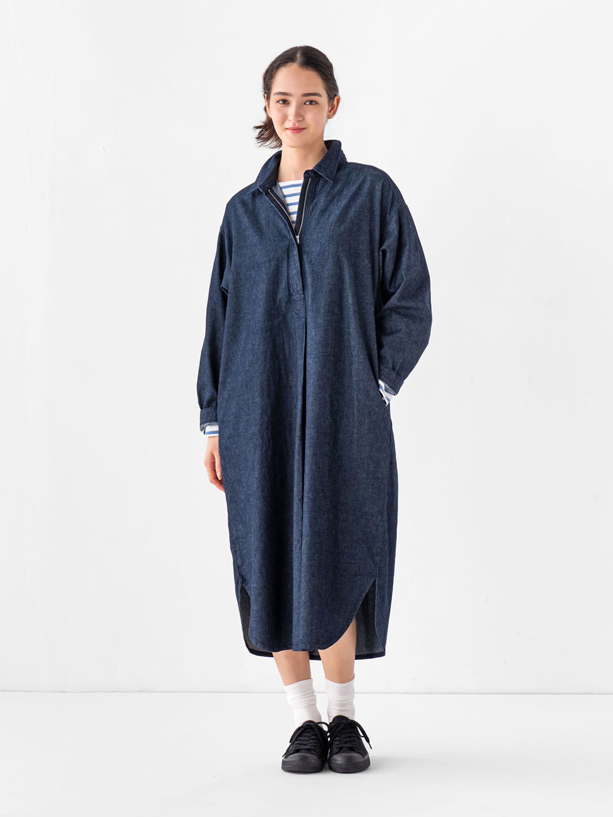 婦人　カポック混　ライトデニム　長袖ワンピース　ダークネイビーの着用画像
