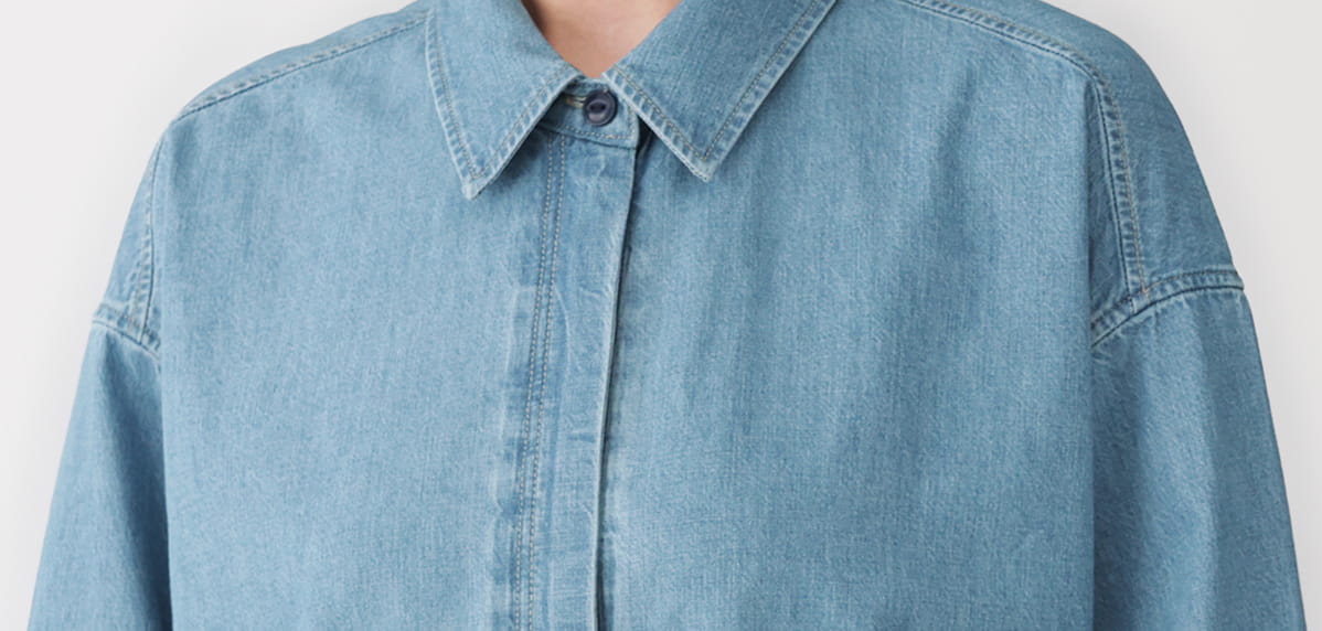 婦人　カポック混　ライトデニム　長袖ワンピース　ライトブルーの胸元部分にクローズした画像